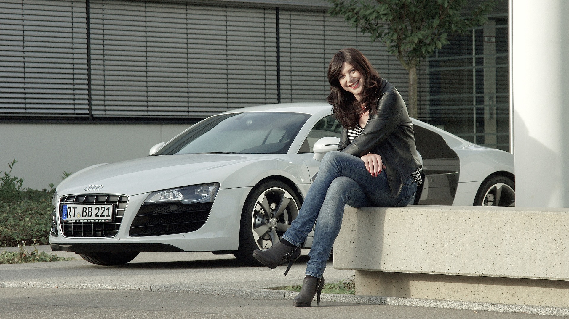 Fille à L'intérieur D'une Voiture De Luxe