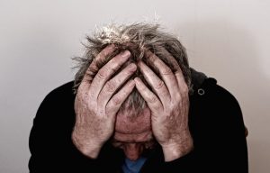 Homme désespéré avec les mains dans les cheveux