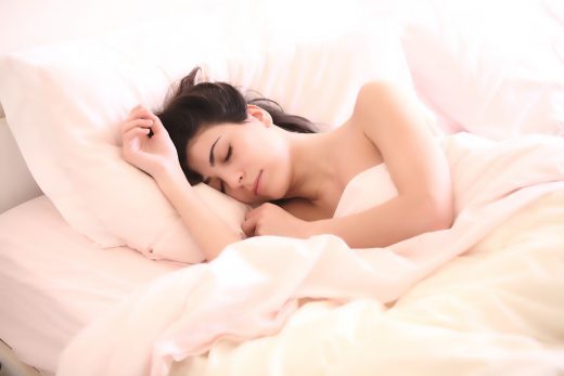 Jeune femme endormie dans son lit pour son bien-être