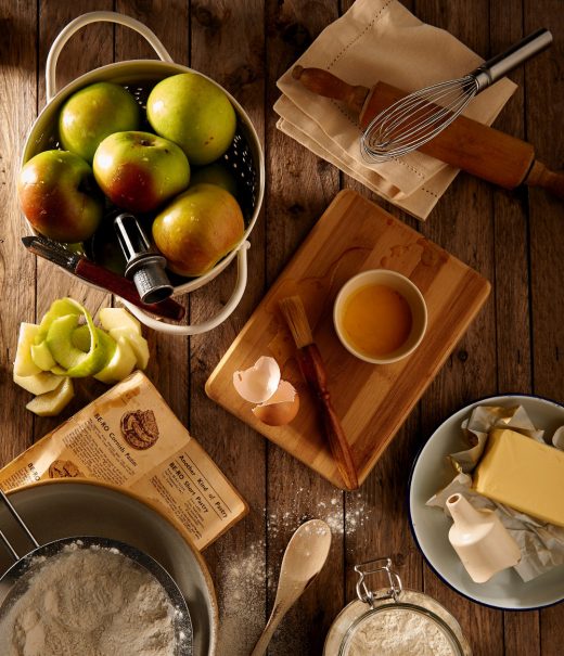 ingrédients pour préparation de dessert avec pommes