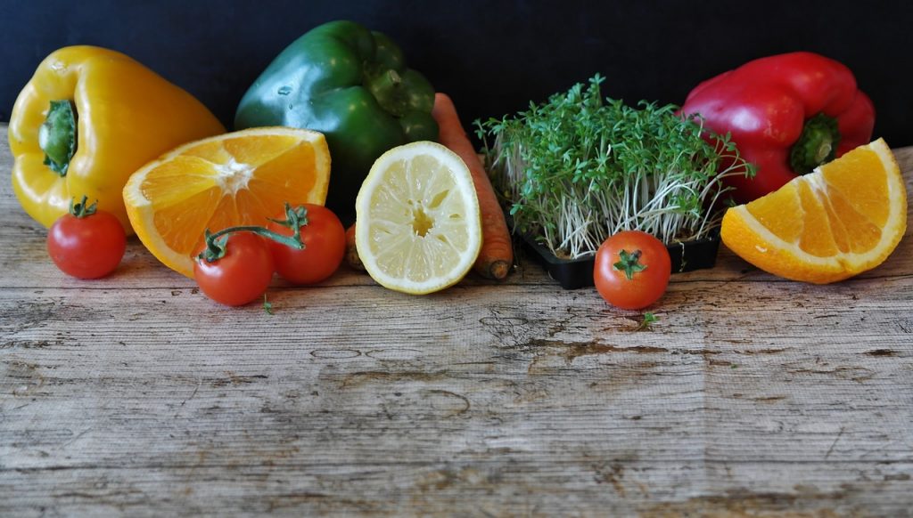 fruits et légumes sur plan de travail en bois