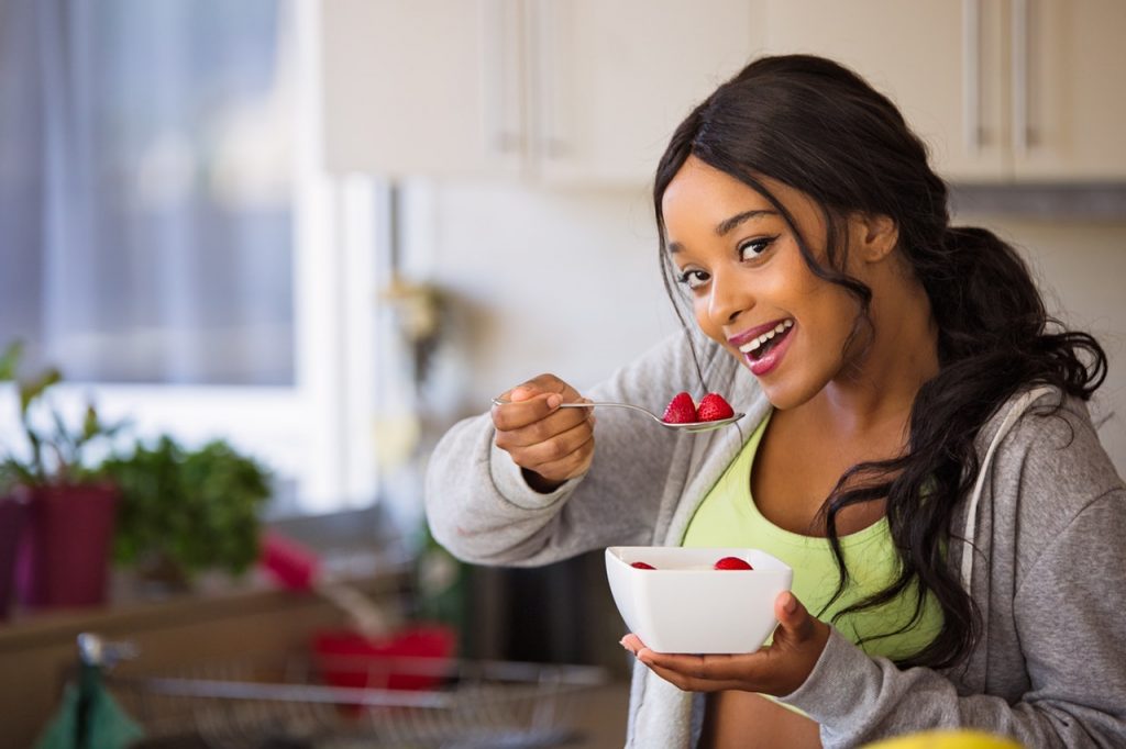 Femme qui mange des fraises