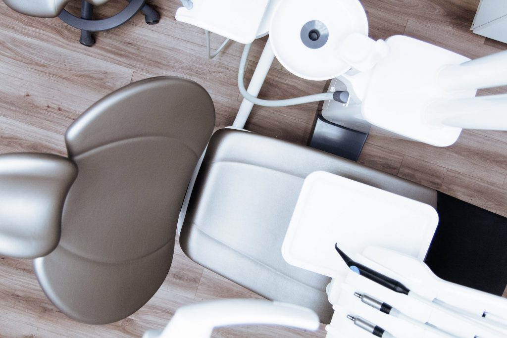 Fauteuil de dentiste dans un cabinet dentaire