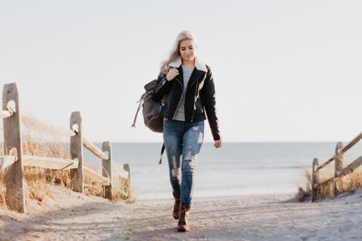 Jeune femme avec une tenue à la mode pour des températures douces