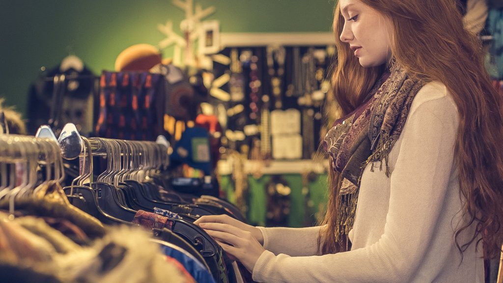 Jeune femme qui fait du shopping pour se trouver de nouvelles tenues