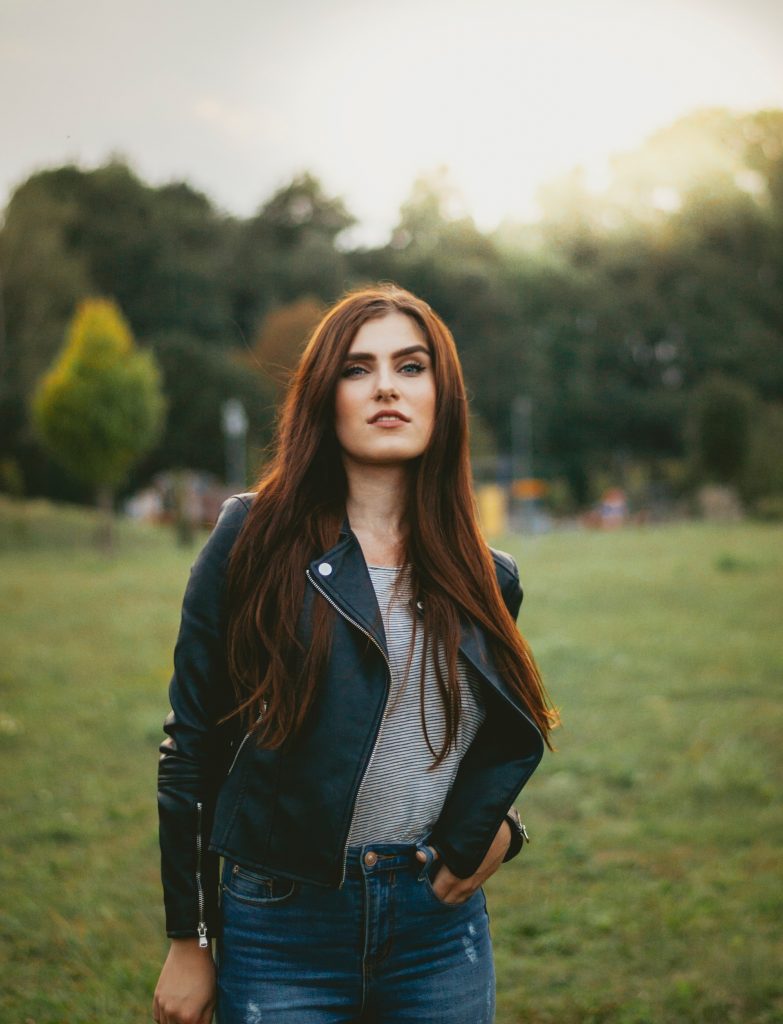 femme portant un jean un t shirt rayé et un perfecto foncé