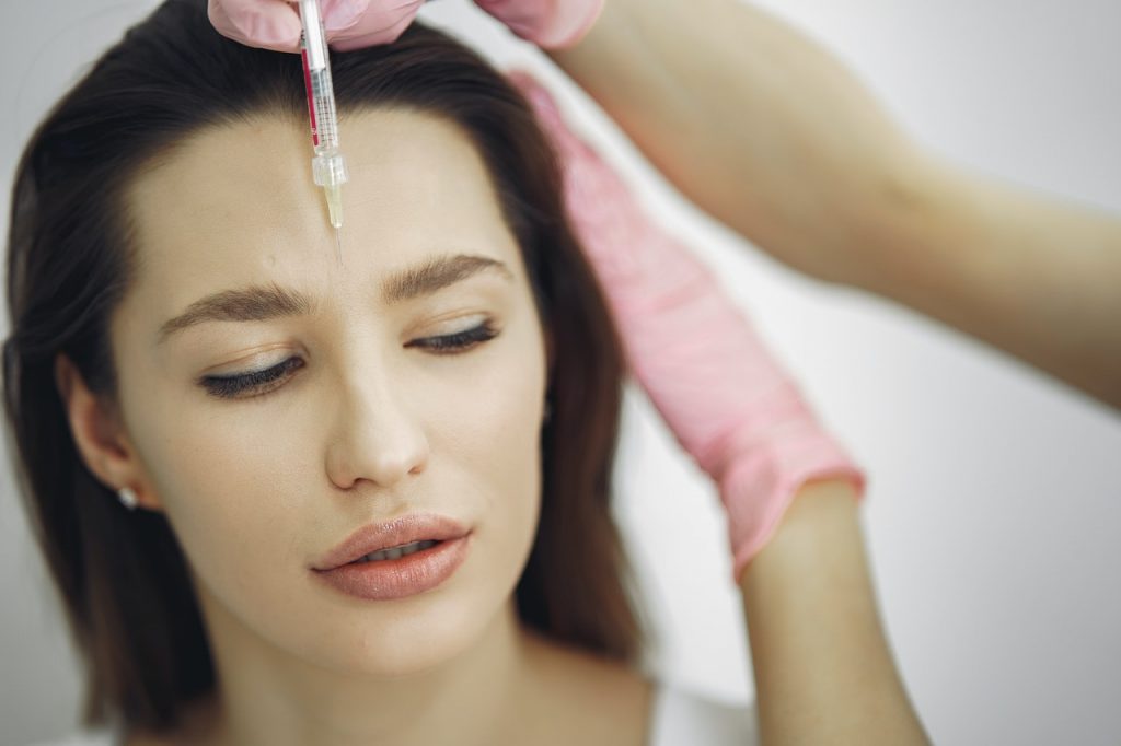 jeune femme à qui on administre des injections de botox