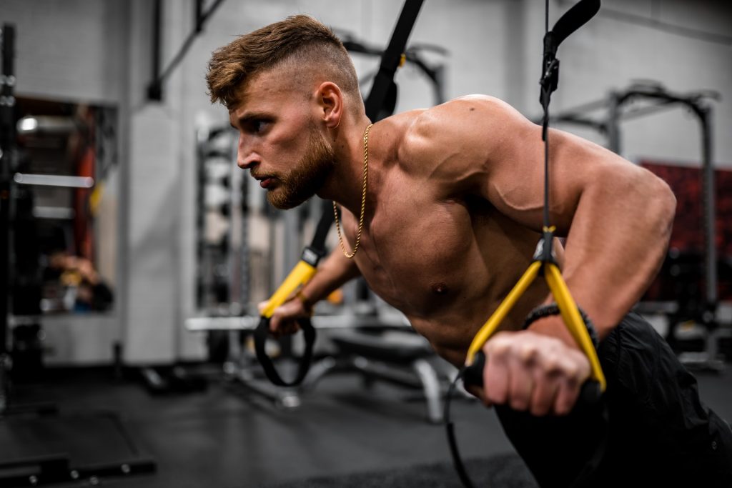 programme musculation homme faisant trx